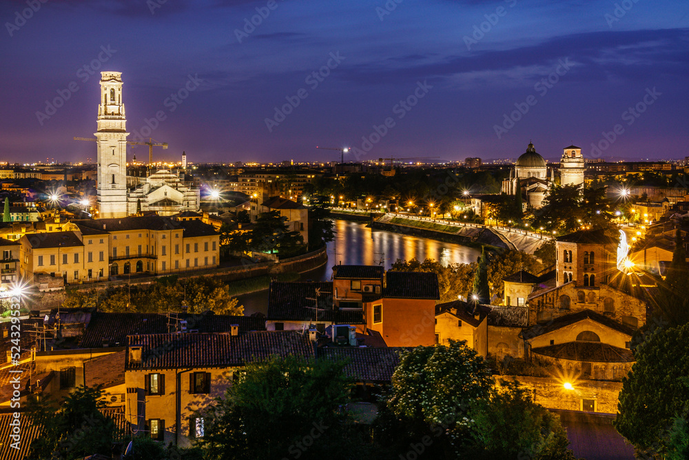 ciudad de Verona desde el Castillo San Pietro, Duomo, Verona, patrimonio de la humanidad, Veneto,  Italia, Europa