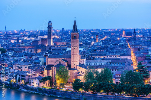 ciudad de Verona desde el Castillo San Pietro  Iglesia de Santa Anastasia  Verona  patrimonio de la humanidad  Veneto   Italia  Europa