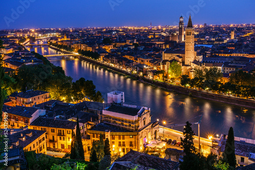 ciudad de Verona desde el Castillo San Pietro, Iglesia de Santa Anastasia, Verona, patrimonio de la humanidad, Veneto, Italia, Europa