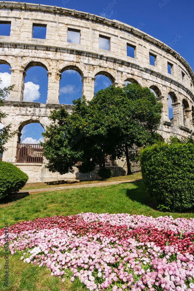 Obraz premium anfiteatro de Pula, Pula, peninsula de Istria, Croacia, europa,imperio veneciano, lugares del mundo, mediterraeo, church, architecture, building, religion, tower, monastery, europe, ancient, old, ston