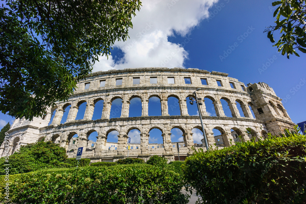 Obraz premium anfiteatro de Pula, Pula, peninsula de Istria, Croacia, europa,imperio veneciano, lugares del mundo, mediterraeo, church, architecture, building, religion, tower, monastery, europe, ancient, old, ston