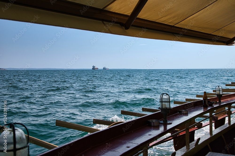 Blick von einem Boot auf das Meer, Griechenland 