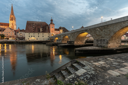 Steinerne Brücke in Regensburg mit Brückturm am Abend 