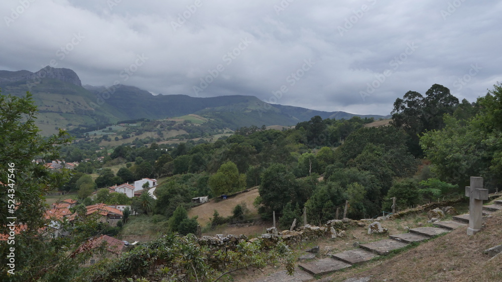 Vue panoramique du village de Lierganes, sur le sommet d'une colline, zone campagnard, sous un temps pluvieux, humide et gris, nuagueux