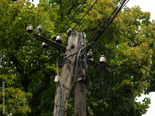 linia elektryczna idąca przez pole, obszar wiejski, w tle zieleń drzew photo