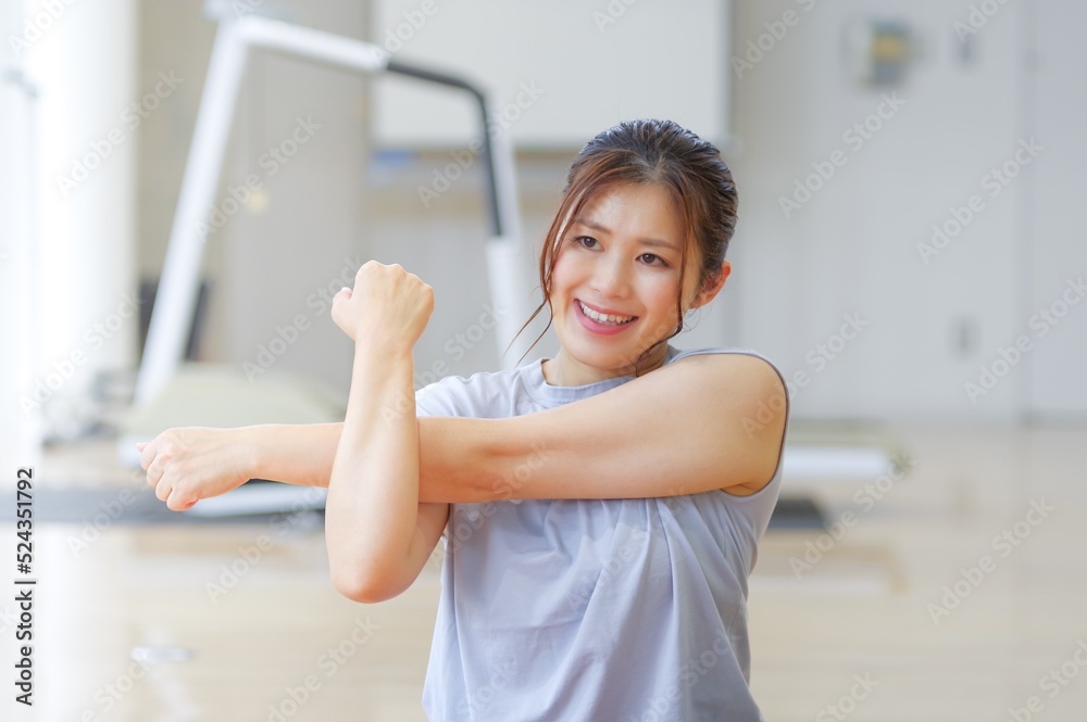 ヨガマットの上で運動をする女性