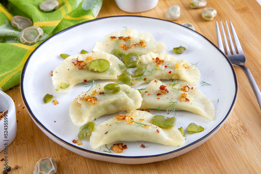 Domowe pierogi z nadzieniem z bobu. Wegetariańska wersja pierogów Domowe pierogi z nadzieniem z bobu. Wegetariańska wersja pierogów