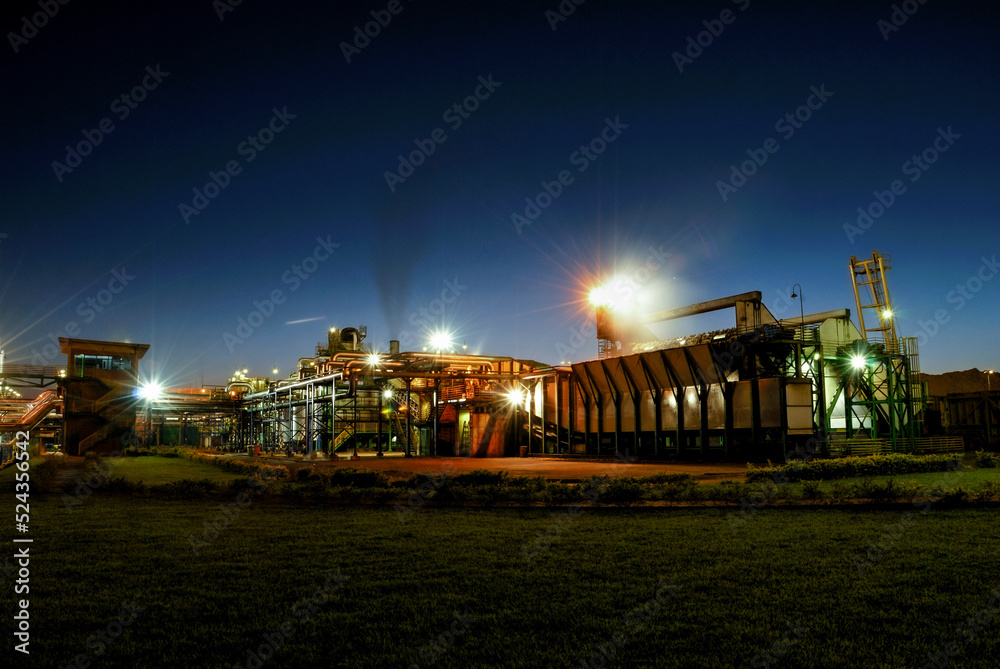 Fototapeta premium Usina de açúcar e álcool vista noturna