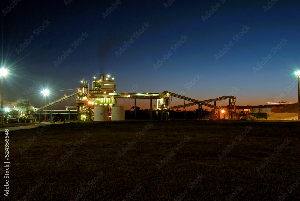 Obraz premium Usina de açúcar e álcool vista noturna