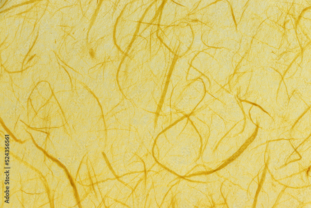 表面に細い繊維の模様が浮き出た黄色の壁紙
