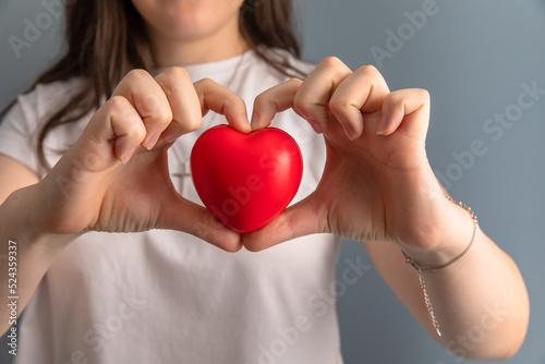 Fototapeta Naklejka Na Ścianę i Meble -  woman holding red heart