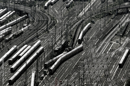 Das Gleiswerk eines Rangierbahnhofs mit Eisenbahnwaggons aus der Vogelperspektive photo