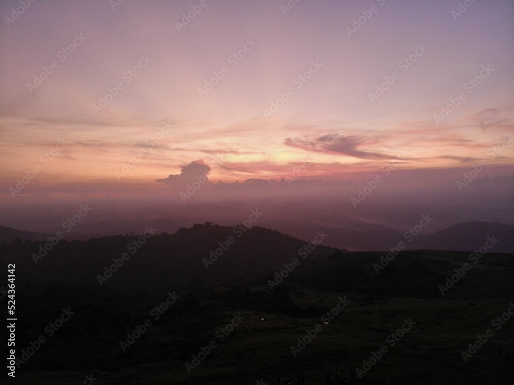 Obraz premium Beautiful aerial shot of mountain in Philippines with sunrise