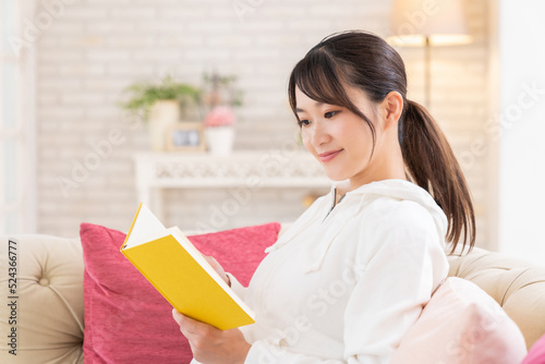 本を読む女性