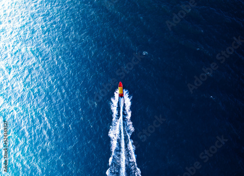 Boat in the ocean © Jaime