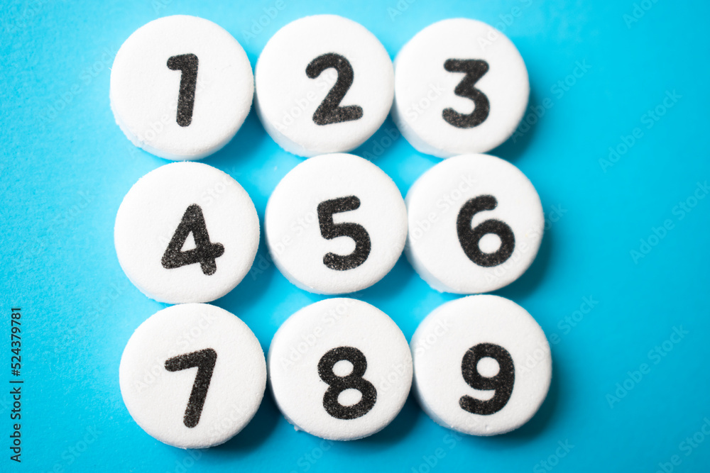 números del 1 al 9 en fondo azul claro