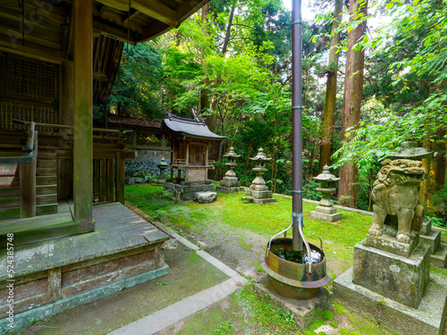 飛鳥川上坐宇須多岐比売命神社の境内 photo