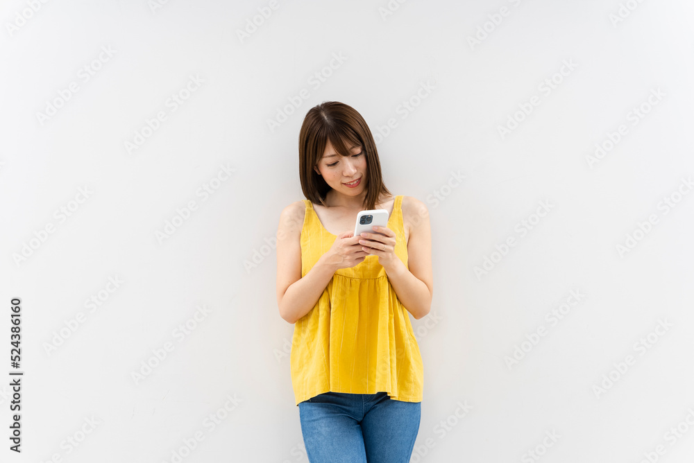 携帯電話を使う女性 携帯電話を使う女性