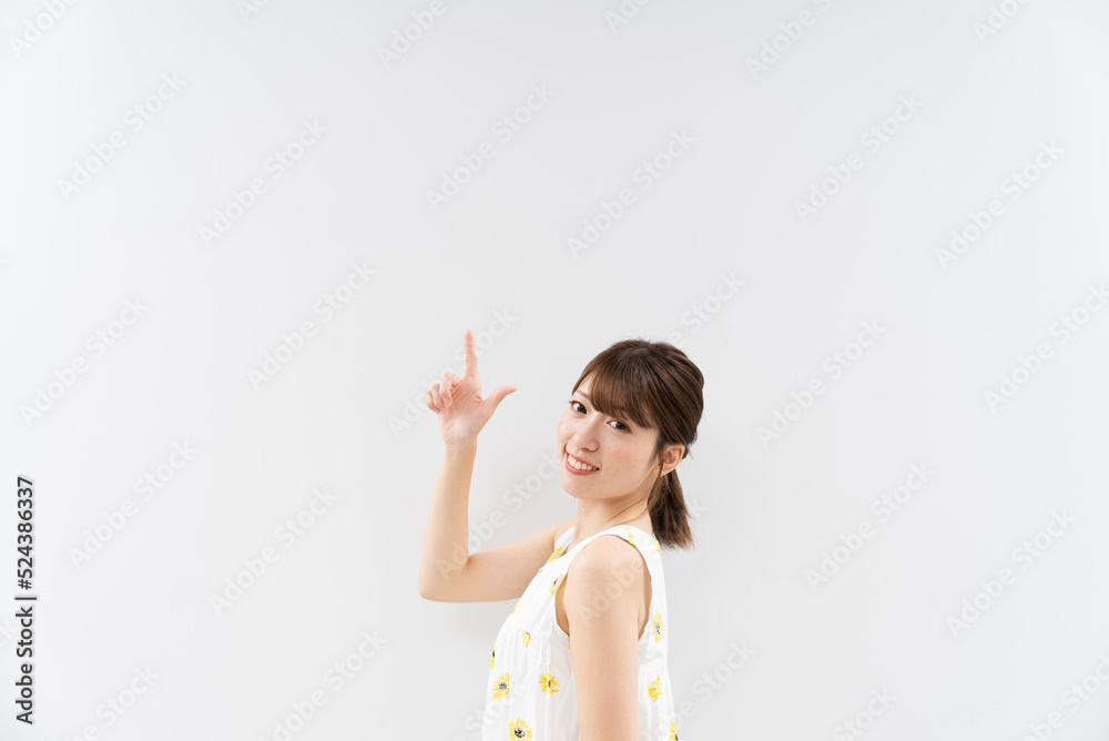爽やかな女性のスタジオポートレート