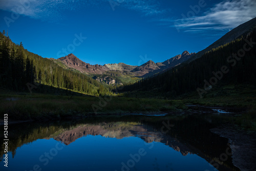 Fototapeta Naklejka Na Ścianę i Meble -  Mountain reflection in alpine valley pond