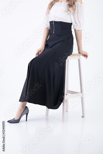 椅子に腰掛ける女性 woman