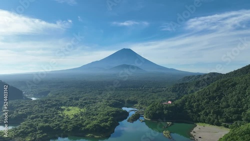 夏の富士山を精進湖から空撮した景色