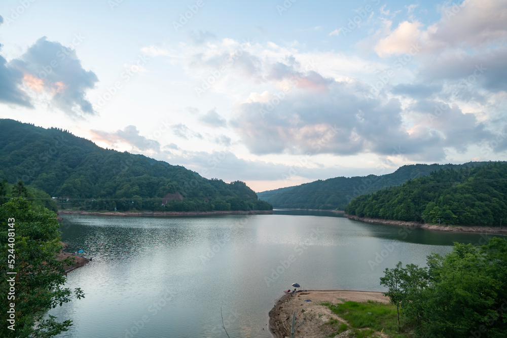 At dusk, the beautiful natural scenery of the sun lake is in Shizhu County, Chongqing, China