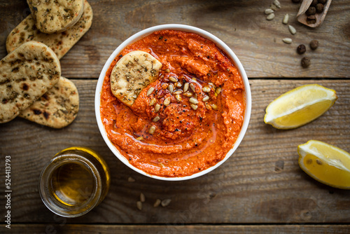 Houmous pois chiche poivrons graines de tournesol et paprika photo
