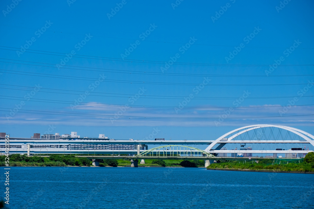 Obraz premium 令和４年８月 荒川と堤防