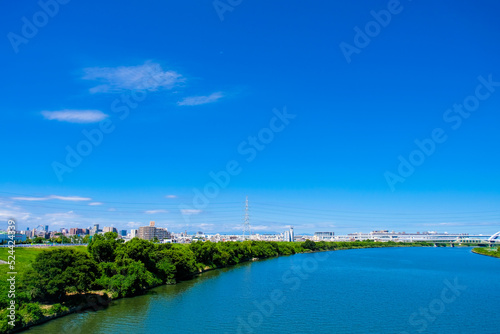 令和４年８月　荒川と堤防