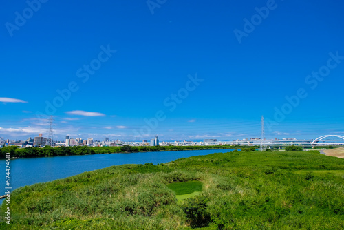 令和４年８月 荒川と堤防