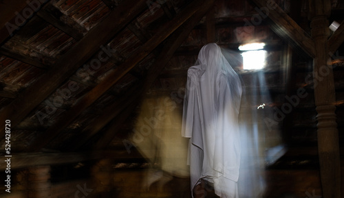 Foto blurred image of ghost in the attic haunted house for Halloween