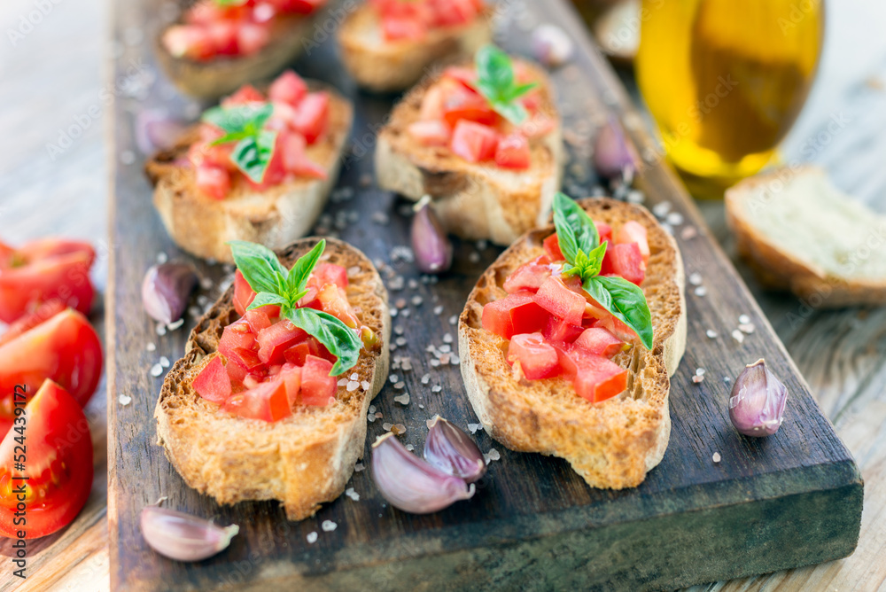 Classiche bruschette con pomodoro fresco, basilico e olio extravergine di oliva - cibo italiano Classiche bruschette con pomodoro fresco, basilico e olio extravergine di oliva - cibo italiano