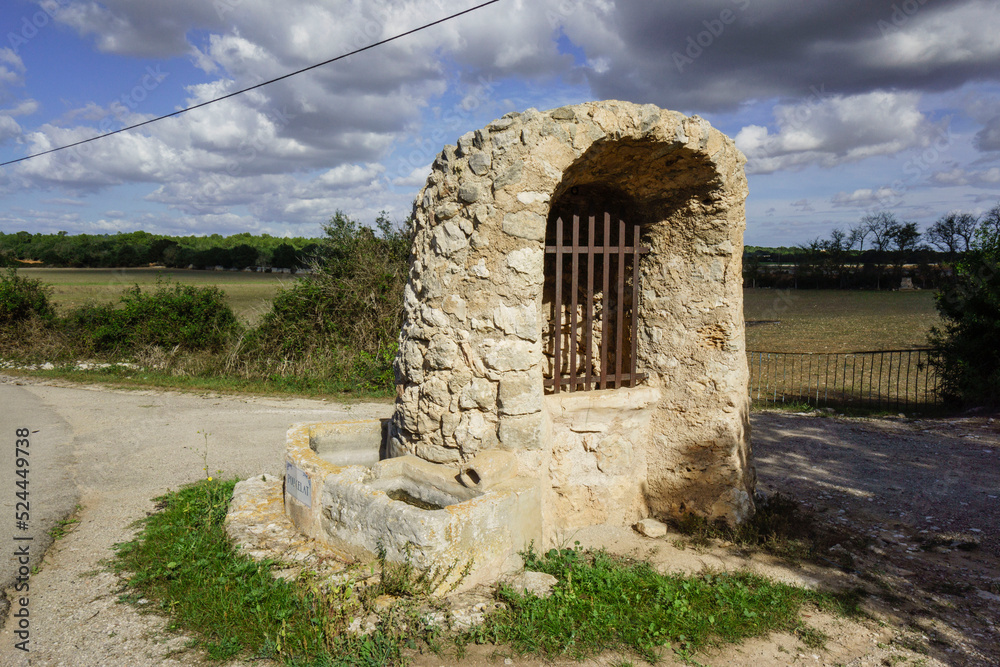 Obraz premium Pou Celat, pozo de origen medieval,Porreres, mallorca,islas baleares, Spain, europa