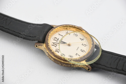 ガラスが外れて壊れた古い女性用腕時計