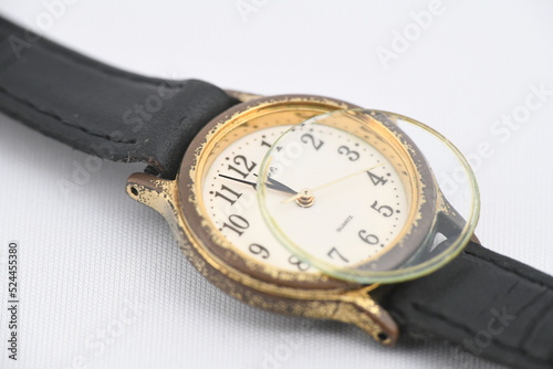 ガラスが外れて壊れた古い女性用腕時計