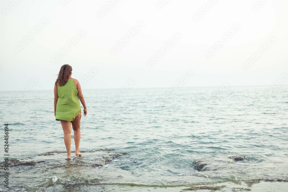 chica de costa rica disfrutando de las playas del caribe