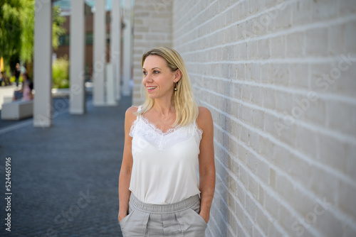 фотографія Wistful blond woman looking away with a happy smile