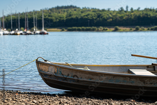 Niddastausee an der Niddatalsperre in Hessen bei strahlendem Sonnenschein im Sommer