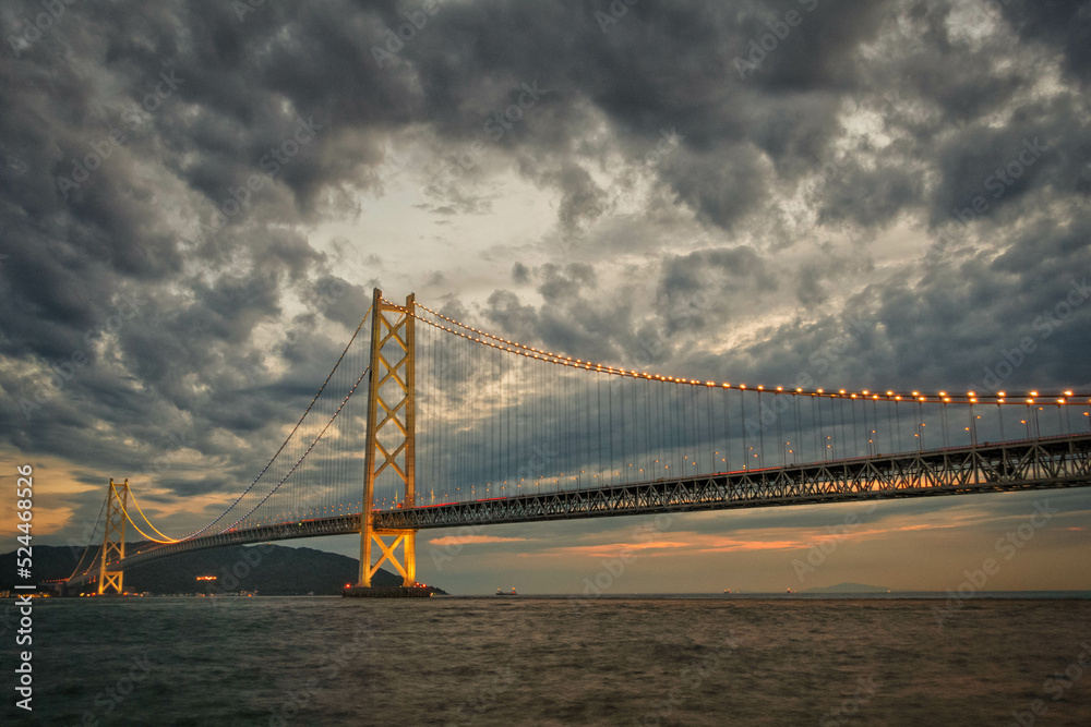 Obraz premium 兵庫県の明石海峡大橋と海辺の夕景