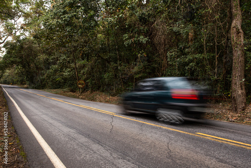 Pouso Alto, Minas Gerais, Brasil: automóvel passando pela esrada entre as cidades de Caxambu e Pouso Alto na Serra da Mantiqueira