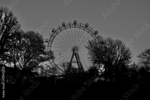 Fotografie Wiener Riesenrad schwer weiß