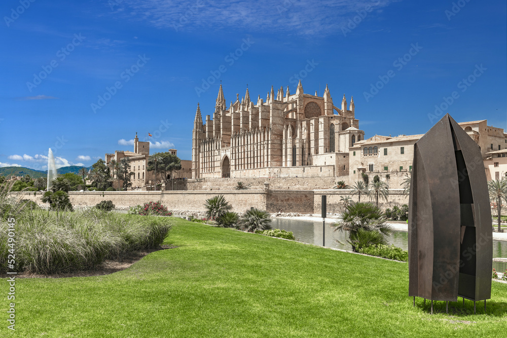 Parc de Mar with Cathedral La Seu and the Royal Palace of the Almudaina