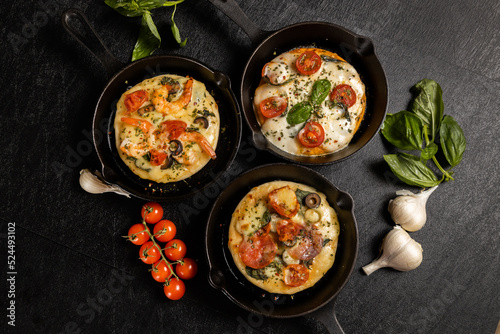Fototapeta Naklejka Na Ścianę i Meble -  ミックスピザ　Italian delicious food mixture pizza