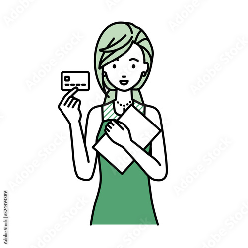 立って書類とカードを手に持つドレスの女性