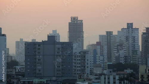 Timelapse construção prédio pôr do sol