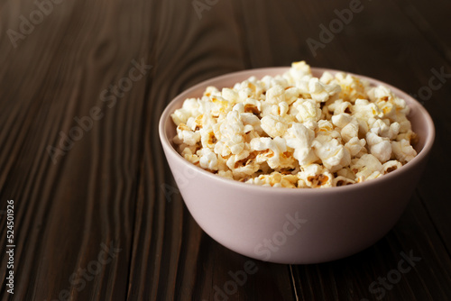 Obraz na płótnie Bowl with popcorn on dark wooden table with copy-space w salonie