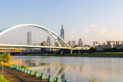 Taipei city skyline © leungchopan