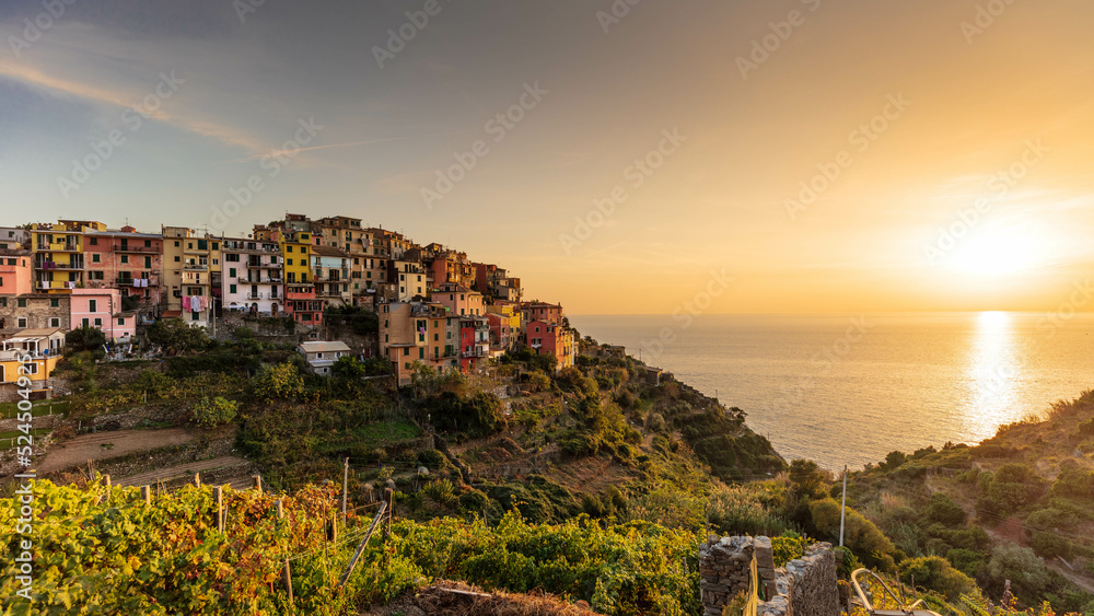 Corniglia , Cinque Terre , Italie - Panorama village coucher du soleil