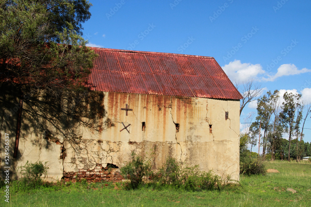 Photo of abandoned old houses and buildings in South Africa, red stone, mud and stone walls Photo of abandoned old houses and buildings in South Africa, red stone, mud and stone walls